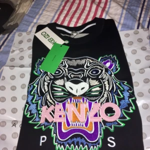  - Kenzo tröja, aldrig använd till och med lappar (syns på bilden) Äkta såklart och kvitton finns.  Köpt för: 2099 