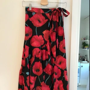  - Omlottkjol från HM, aldrig använd! Möts upp i Sthlm eller skickar mot fraktkostnad.