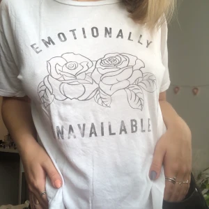 Tshirt från Pull & Bear - Vit tshirt med motiv. Storlek M men loose fit! 