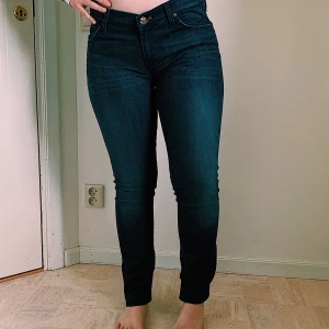 Mörk blåa jeans från LEE - Fint skick, frakt tillkommer.