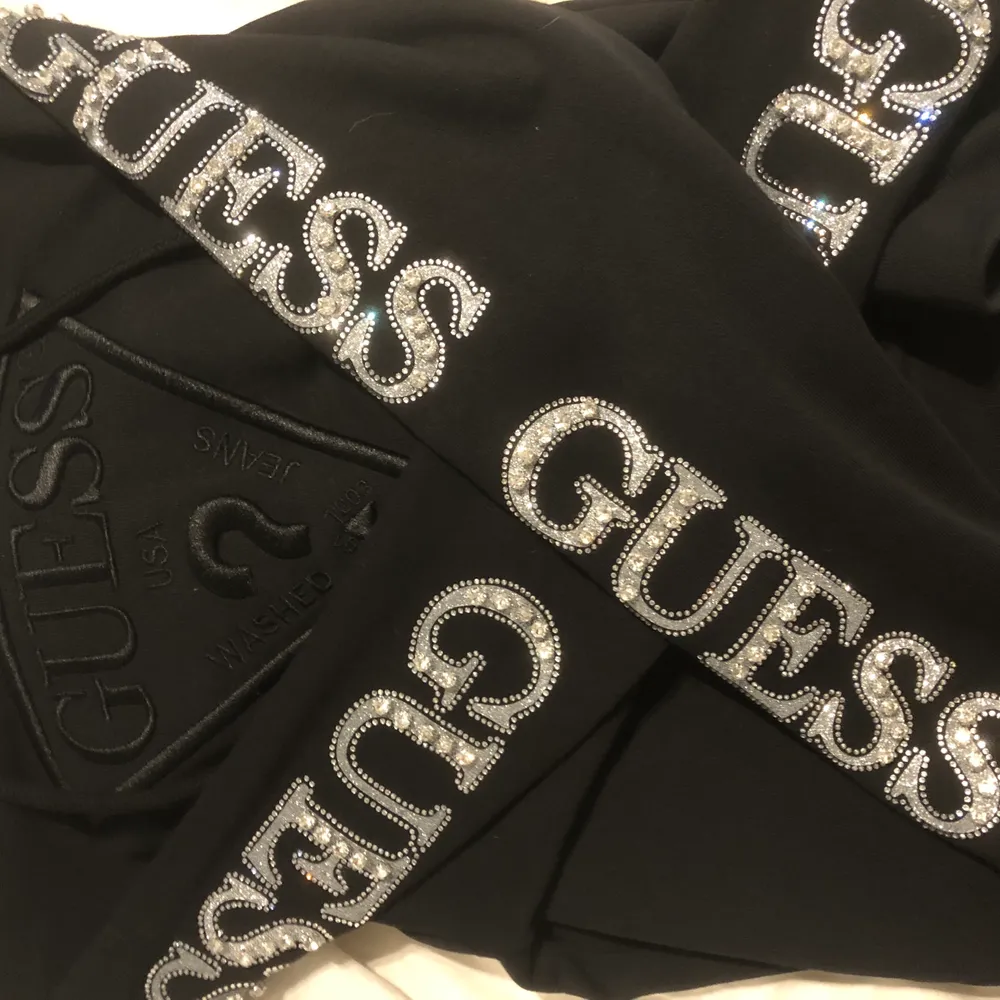 Mycket snygg tjocktröja från märket guess! Helt ny, prislapp kvar & aldrig använd. Säljer den pga det är inte min stil. Kan gå ner i pris vid snabb affär!!. Hoodies.