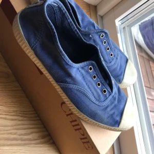 Chipie jeansblå sneakers i storlek 37 - Säljer mina Chipie sneakers och andra skor och plagg pga av flytt och garderobrensning. Det står på skorna att de är 38 men jag har 37 och de passar. 