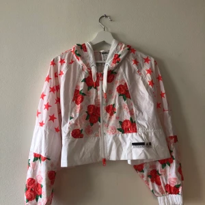 Stella Sport Adidas träningsjacka - Stella Sport tränings- och vindjacka. Använd endast 2 gånger. Stl S. 