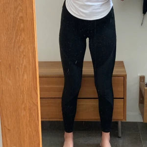 Träningstights från H&M i storlek M - Ett par svart träningstights från H&M i storlek M, de har ett lite glansigare material på sidorna och över knäna. Pris 80 kr + frakt