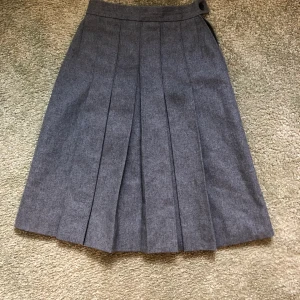 Vintage kjol  - Fin vintage kjol inköpt på Emmaus vintage i storlek 34/32. Högmidjad och slutar precis vid knäna på mig (171cm lång). Bra skick. Tyget är ylle. 