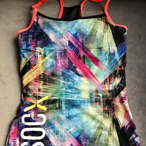 Träningslinne från SOC i XS - Säljer min färglada träningslinne från SOC. Använde bara en gång. Säljer pga flytt och darav garderobrensning. Vid köp av flera saker paketpris kan ordnas! Finns i Upplands Väsby annars kan skickas, då köparen står för porto. 