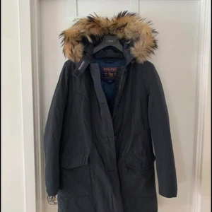 Woolrich jacka  - Som ny, storlek M, mörkblå. Passar en S 
