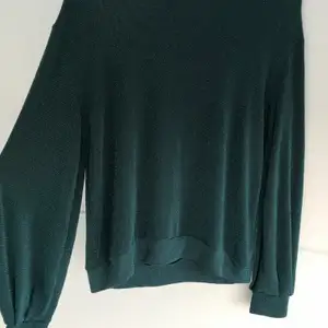 Långärmad grön glittrig tröja från Gina Tricot 