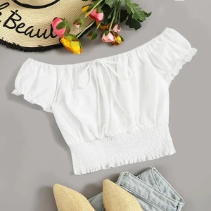 Topp från Shein - Söt topp från SHEIN, endast testad. Frakt tillkommer! Står att det är stl M men är mer en S.