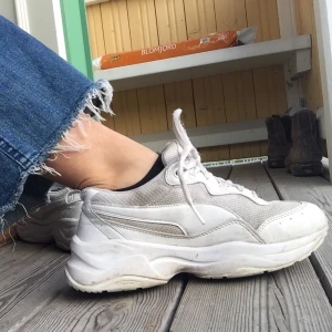 Puma sneakers - Snygga och bekväma sneakers med hög sula. Väl använda men fortfarande i mycket bra skick trots det! Ser ut som nya om man tvättar dom!