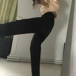 Kritstrecksrandiga kostymbyxor  - Skitsnygga vintage kostymbyxor som ger dig världens form, i det absolut skönaste materialet någonsin