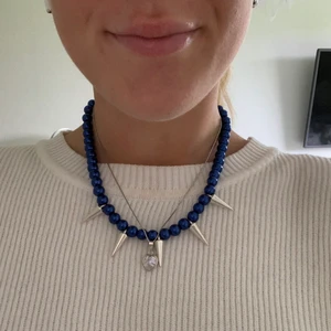 Halsband med spikes - Halsband med spikes, pärlorna går att få i de flesta färgerna ni väljer själva