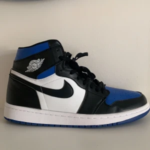 Nike Jordan 1 Royal Toe - Kan frakta men då står köparen för det. Skorna är Replicas därför säljer jag dom så billigt. Hör av er!