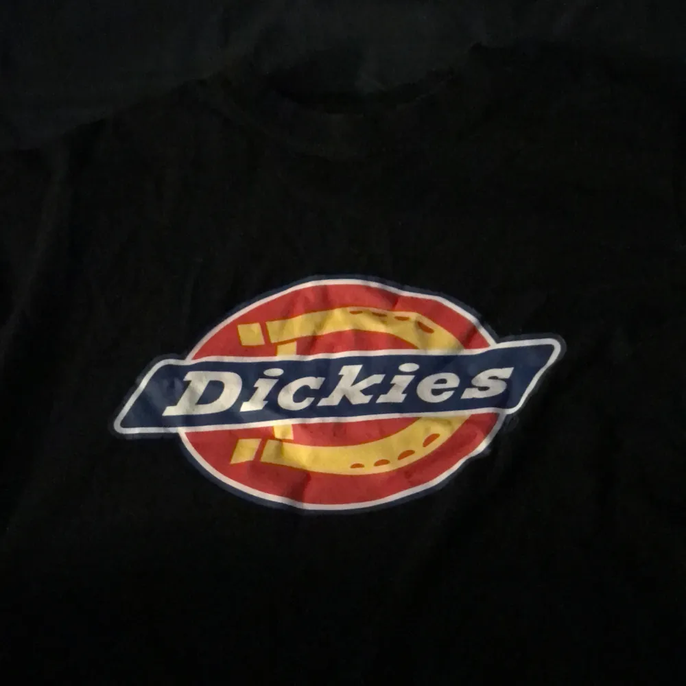 En svart dickies t-shirt. XS men passar S. T-shirts.