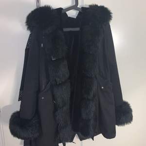 Storlek 36. Köpt på Garoff förra vinter för 1700kr. FAUX FUR!✨