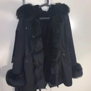 Pälsjacka faux fur - Storlek 36. Köpt på Garoff förra vinter för 1700kr. FAUX FUR!✨