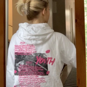 Hoodie - Supersnygg hoodie med tryck! Knappt använd💕