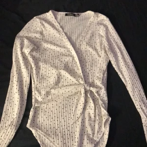 Prickig body - Jättefin och skön prickig body