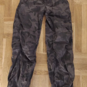 Better bodies cargopants - Camomönstrade, strl xs. Felfritt skick och sitter supersnyggt! 