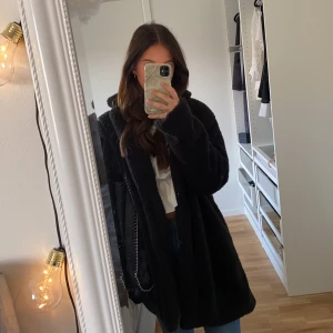 Mysig höst jacka  - Jag är 165cm och jackan tycker jag är bra i längd. Den går ovanför knäna. Jackan har jag använt 4-5 gånger. Jag är en xs/ s och jackan är storlek L men den sitter väldigt bra på mig. Man kan även ha jackan till vintern.