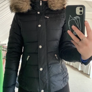 Rock and blue - Hej! Jag säljer just nu min rock and blue vinterjacka med päls. Jag säljer jackan för det helt enkelt inte är min stil längre. Jag köpte den vintern 2019. Nypris 3’695 kr. Jag säljer den för 1200, om de är många som är intresserade blir det budgivning i kommentarerna. Betalning sker visa swish, betala via swish innan den skickas och sedan kommer jag filma när jag skickar paketet.❤️ (jackan är i storlek 36, och äkta päls)