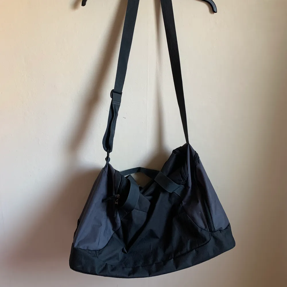 Enkel snygg sportbag som är sparsamt använd av märket Reebok. . Väskor.