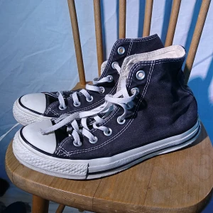 Klassiska converse  - Converse i klassisk modell, storlek 5, motsvarar 37,5. Fint skick! 
