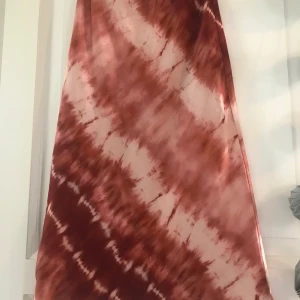 Batik midikjol MANGO XS - batikfärgad midikjol från mango strl xs, kan passa en liten s också då det är resår i midjan