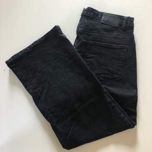 Svarta, raka, croppade jeans från Carin Wester. Använda ett fåtal ggr så mycket fint skick. Modellen Doris.