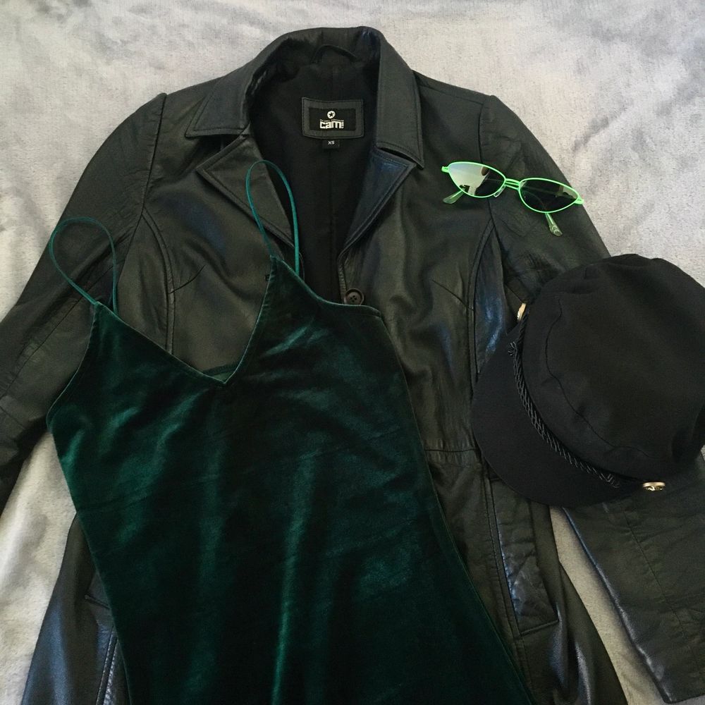 đŠ đ·buttercup stylebundleđ·đŠ Skinnkappa frĂ„n 2000talet i storlek XS 500kr SĂ
LD. Mörkgrön velvet klĂ€nning i storlek XS, köpt second hand i fint skick 120kr. Svart keps 50kr. Solglasögon frĂ„n Carlings, anvĂ€nt skick 60kr. Skriv privat för mer infođ. Jackor.