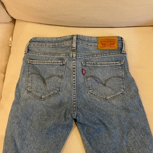 Långa Levis shorts - Levis shorts som går precis över knäna. 