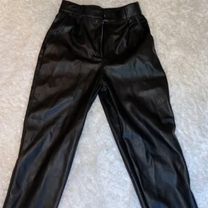Raka skinnbyxor från h&m - Helt oanvända skinn byxor från h&m o storlek 36, modellen är skit snygg, nertill dom är raka i benen💞 ny pris var på 399 kr! Säljer pga för små för mig