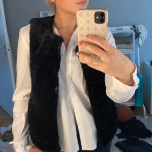 Fake päls väst  - Fake päls väst i en bra stolek, sällan kommit till användning men otroligt bra material och bra stolek! Passar Xs och S men även M om man vill ha den lite tajtare:) 