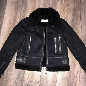 Zara jacka  - Jacka från zara. Storlek m men passar även s beroende på hur man vill att den ska sitta. Använd med i gott skick. Priset kan diskuteras 