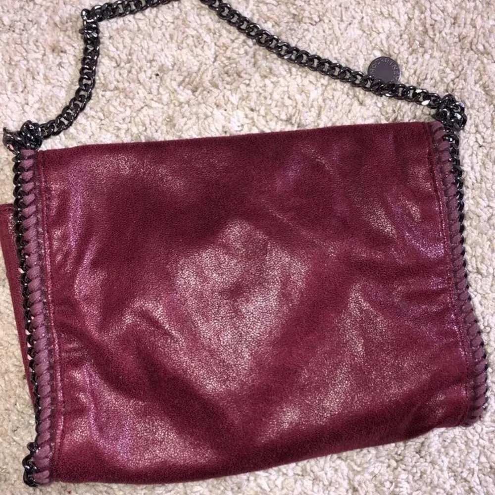 Säljer denna underbara röda Stella McCartney väska 💼 Super läcker färg o super snygg. Samma design som den blåa väskan i min profil;).   (Köpare står för frakten).    Budgivning i kommentarerna :)))). Väskor.