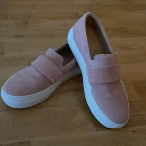 Bianco - storlek 38 - Säljer mina supersköna biancoskor med hög sula. Köptes under 2019 och har används max 3 gånger. Nypris 1200 kr. Storleken är 38 🌸