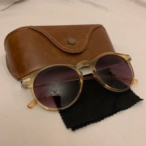 Pull & Bear, Solglasögon - Solglasögon från Pull & Bear. Glasögonfodral i fuskskinn samt rengöringslapp medkommer. Oanvända.