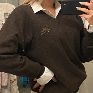 Peak performance Storlek L - Vintage tröja från peak performance i storlek L, Då buret försvann säljs tröjan för 130kr. Frkant tillkommer på 50kr💕