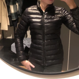 Jacka stl s 🍂 - Svart höst/vår jacka i stl S men passar även en xs🧡 säljer pga att den blivit för liten, använd men i bra skick🍂 köparen står för frakt 