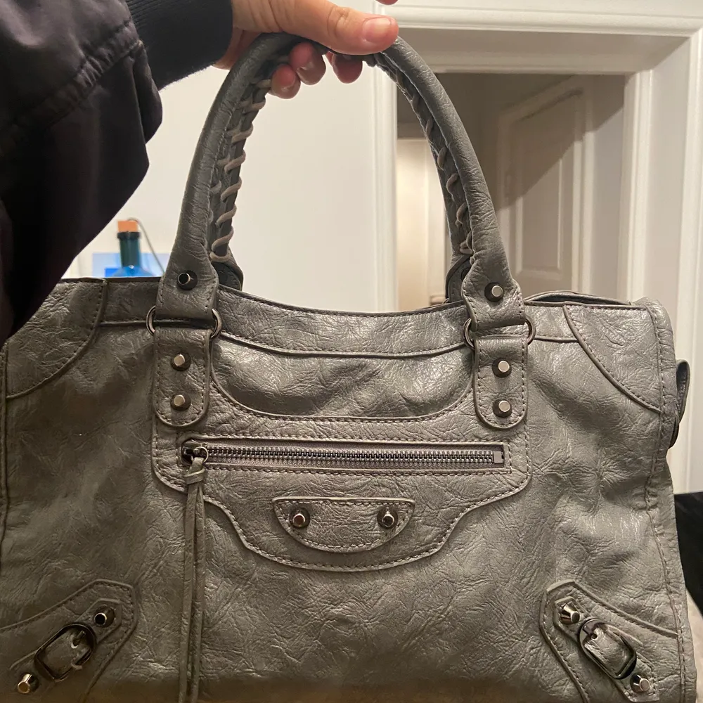 Inspirerad  grå Balenciaga väska, använd ett antal gånger. . Väskor.