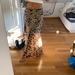 Kjol  - Kjol från & other stories i storlek 34! Jag är 165 cm lång och den går till fötterna på mig! Priset är utan frakt 