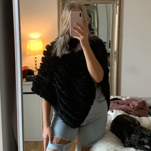 Superfin poncho  - Superfin och jättemysig, jättebra skick då jag använt den max 5 gånger, köparen står för frakt💕