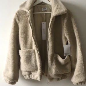 Teddy jacka från bubbelroom!  - Helt ny jacka jag har bara prövat den och kan tyvärr inte skicka tillbaka den för att prövningstiden gått ut! :( 