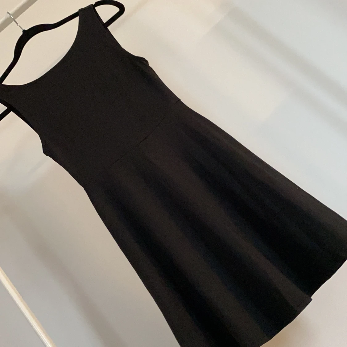 Svart klänning med öppen rygg  - 91