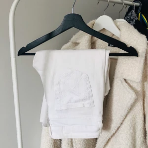 Vita jeans - Vita lågmidjade bootcut jeans från hm. Finns inte att köpa i butik längre