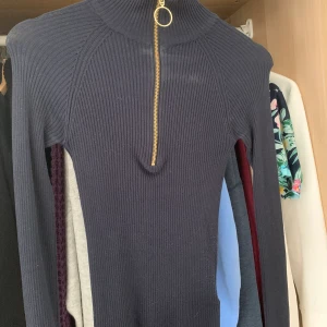 Gina tricot  tröja  - Cool tröja från Gina tricot med dragkedja, fint skick lite smutsig på bilden bara men tvättas innan köp. Storlek XS, 100kr.