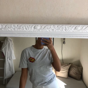 Santa Cruz t-shirt - Jättefin T-shirt från santa Cruz! Använder inte riktigt längre💓