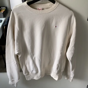 Champion sweater beige storlek S - Champion sweater i en ljus beige färg storlek S. Köpt på Urban outfitters. Väldigt varm och skön. Säljer pga för liten 