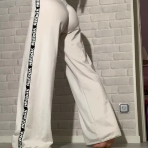 Vida byxor från reebok - Vita underbara byxor köpta på Stadium för 500kr. Endast använda 1 gång, då jag inte är bekväm i den här stilen. Kommer från märket Reebok