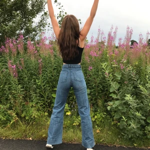 Jeans från H&M - Sjuuukt coola och sköna jeans från H&M. Riktigt bra skick och sitter riktigt bra. Kan samfrakta om ni köper fler plagg av mig! ❤️